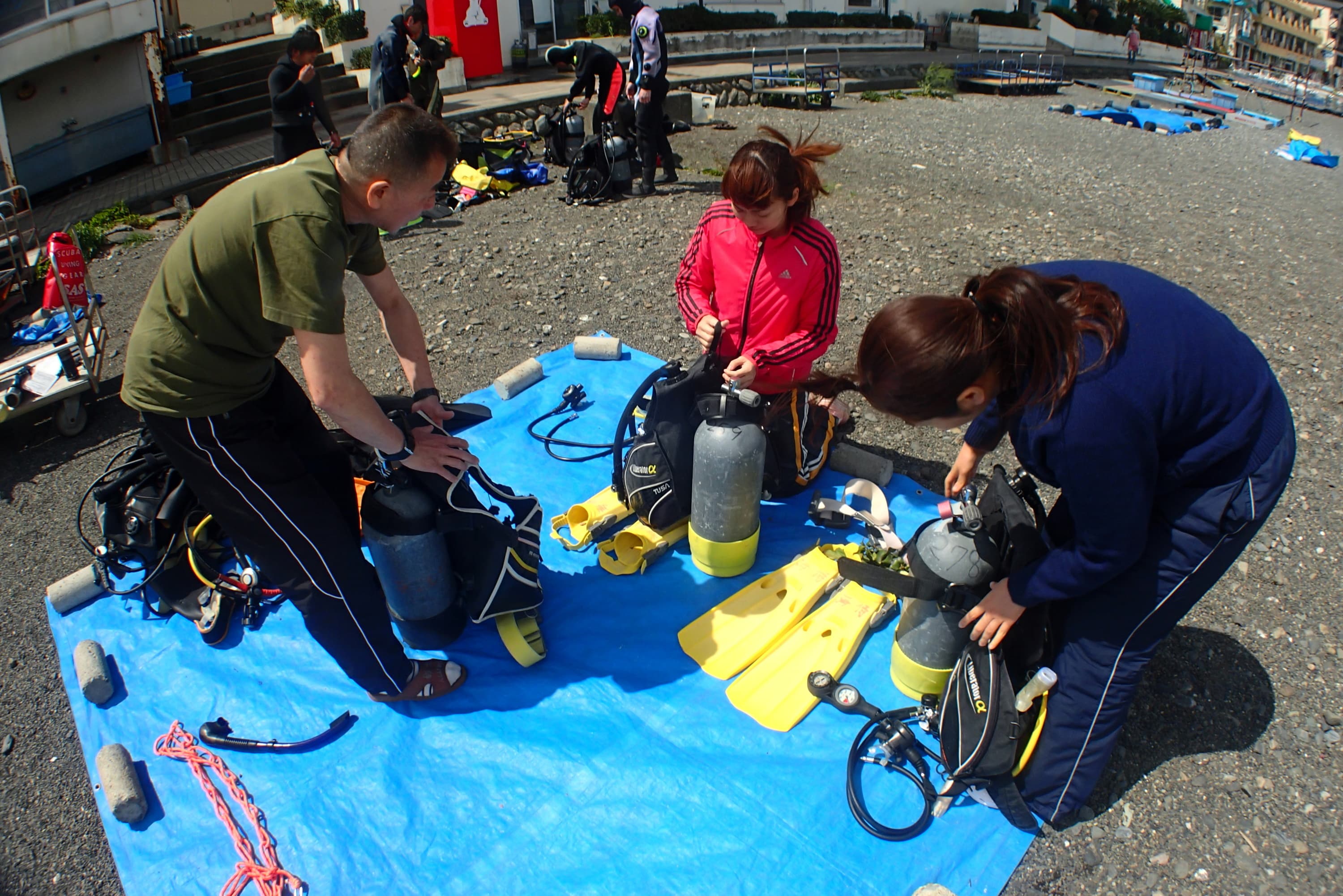 ダイビング器材のセッティング中